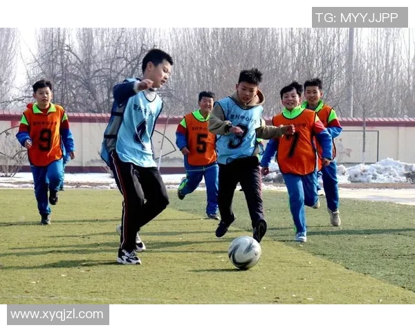 校园青春活力四射学生们在绿茵场上尽情踢足球的精彩瞬间